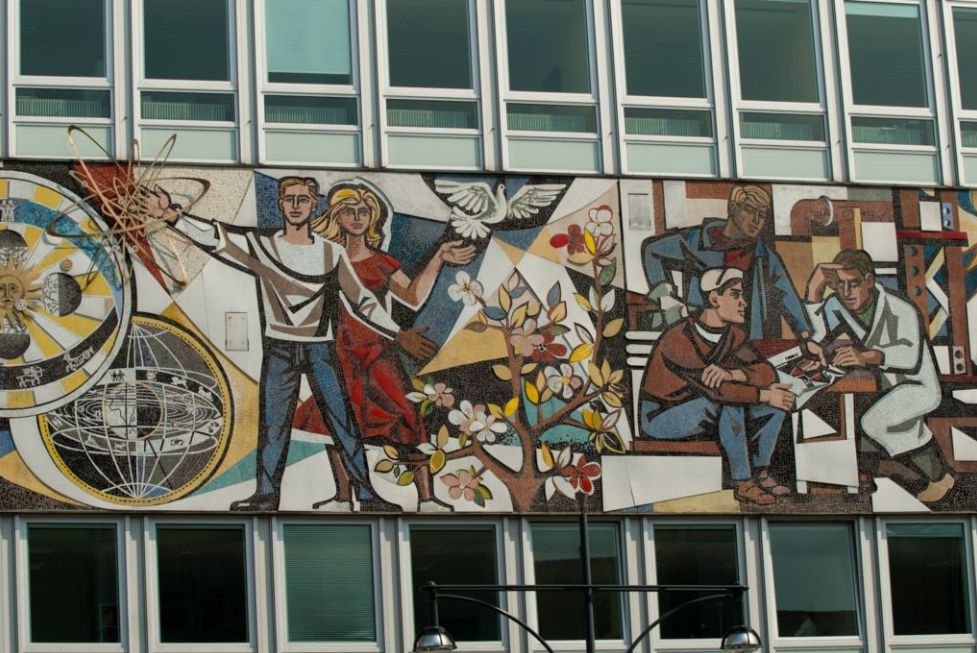 Karl-Marx-Allee in Berlin: mosaic surrounding a School House, photo by Tomasz Kubaczyk / DSH